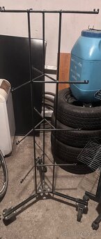 Kovový stojan na kolieskach - 3