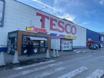 Predajný stánok pred Tescom v Martine - 3