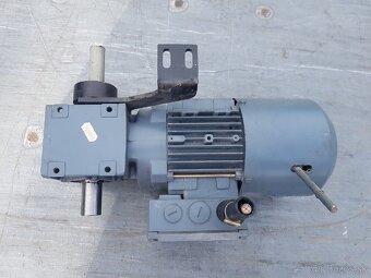Elektomotor 0.37 kW s prevodovkou - 3