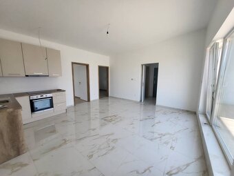 Na predaj 3 izbový Penthouse byt 22 m. od Bratislavy - Levél - 3