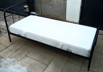 pevna kovova postel 90x200cm a drevene rosty + matrac IKEA - 3