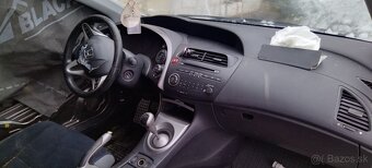 Predám búranú Hondu Civic 8g 1.8 VTEC 103kw len v celku - 3
