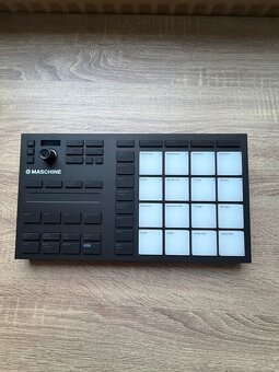 Native Instruments Maschine Mikro MK3 – výborný stav, komple - 3