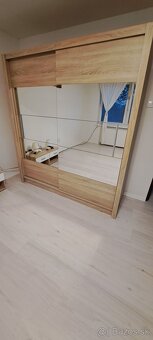 Skrina s dvoma nočným stolíkmi - 3