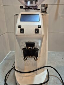 Profesionálny mlynec na kávu Simonelli - 3