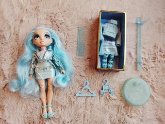 Bábika s modrými vlasmi RAINBOW High GABRIELLA ICELY - 3