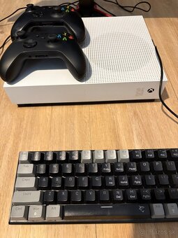 Xbox one s 1tb, dva ovládače, hráčsky monitor, myš, klavesn - 3