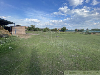 Priestranný stavebný pozemok s malým domčekom v kľudnej ča - 3