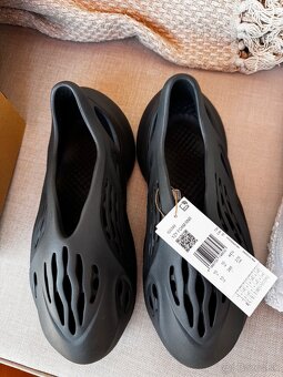 Yeezy Foam Runner Carbon - 3