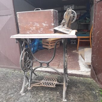 Starožitný šijací stroj v náleznom stave - 3