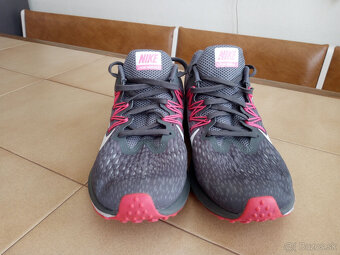 Damske bezecke tenisky NIKE Zoom Winflo 5. - 3