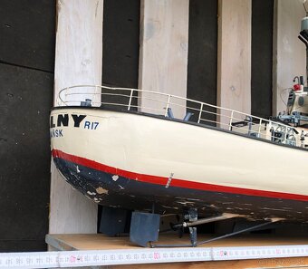 Model lode Veľký R-17 Halny 1:50 - 3
