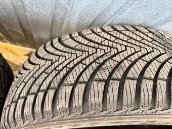 Predám celoročné pneumatiky Kumho 215/50 R18 HA32 92W 3PMSF - 3