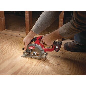 MILWAUKEE M12 FUEL™ Kompaktná okružná píla M12CCS44 - 3