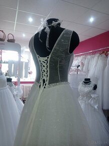Trblietavé svadobné šaty - 3