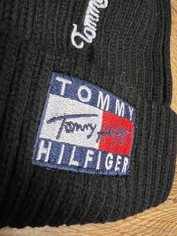 Damska cierna unisex ciapka s brbolcom - 3