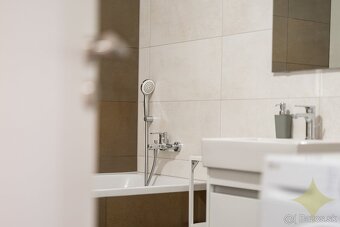 Ponúkam na prenájom dvojizbový byt s garážovým státim v poly - 3