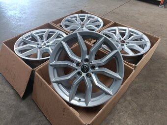 4ks diskov 5x112 9j ET38 R19 OEM - 3