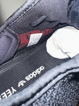 Adidas YEEZY Boost 350 V2 "Black Red" veľkosť 45 1/3 - 3