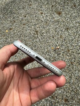 iPhone SE 2020 - baterie 100% - 3