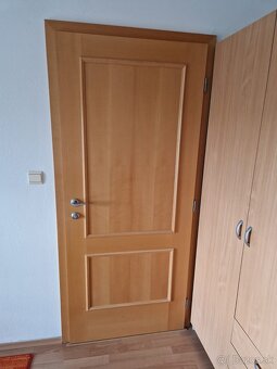 Bukové dvere so zárubňou vo výbornom stave - 3