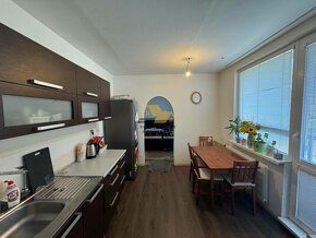 Znížená cena Predám 3 izbový byt s 2 balkónmi v Nových Zámko - 3
