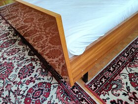 postele zo svetlého lesklého lakovaného dreva, cca 200x80 cm - 3