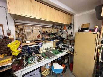 Veľká, kompletne vybavená garáž s náradím, elektrikou, umýva - 3