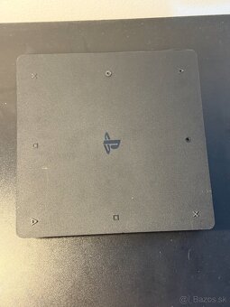 Predám Hernú konzolu PS4 Slim 500GB Minimálne známky - 3