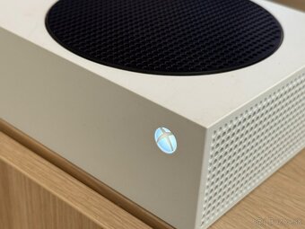 Xbox Series S — takmer nový, so psím umeleckým ovládačom - 3
