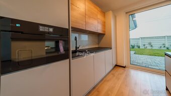 Pinky Real - Nový bungalov s výhľadom na zámok na predaj - 3