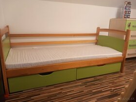Predám drevenú postel s matracom+koberec - 3