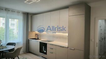 NADŠTANDARDNE NOVO ZREKONŠTRUOVANÝ 3 IZB. BYT S BALKÓNOM - O - 3
