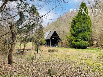 NA PREDAJ: Rozľahlá záhrada s drevenou chatou v nádhernom pr - 3
