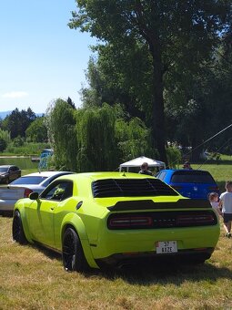 Predám dodge challenger 6.4 hemi shaker - 3