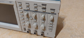 Digitalny osciloskop Tektronix TDS220 - 3
