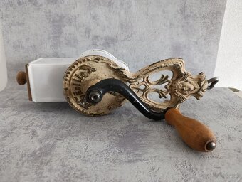 Velmi starý krásný zdobený mlynek na strouhanku JUGENDSTIL - 3