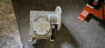 Predám uhlovú prevodovku v pomere 10 ku 1 - 3