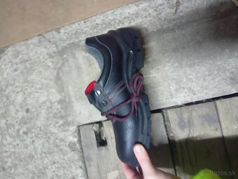 Pracovná obuv – veľkosť 42 - 3