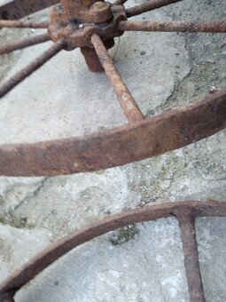 Staré koleso na dekoráciu - 3