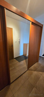 Predám šatníkovú skriňu s posuvnými dverami - dl. 3 m - 3