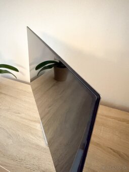 DELL 27'' ultratenký monitor - 3