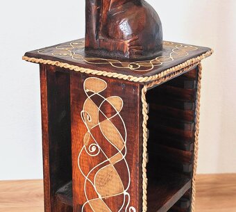 Drevená orientálna polička so sochou - 3