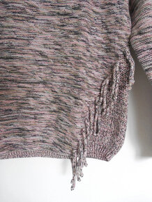 Fialový sveter so strapcami - 3