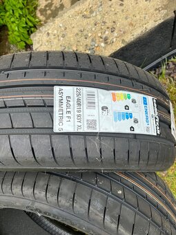 225/40 R19 - 3