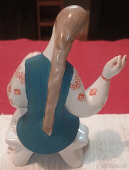 Porcelánová soška dievča ktoré vyšívá - 3
