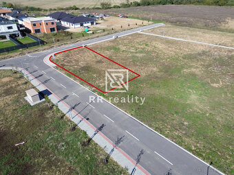 REZERVOVANÉ - Stavebný pozemok 672m2, všetky IS, asfaltová c - 3