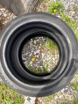2 gumy Pirelli 235x40 r 19 , skoro nové - 3