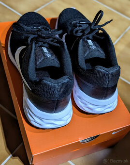 Predám pánske NIKE ROVOLUTION 6NN black/white - 3