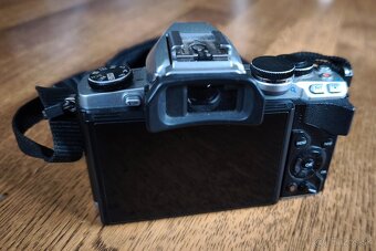 PREDÁM OLYMPUS OM-D E-M10 - 3